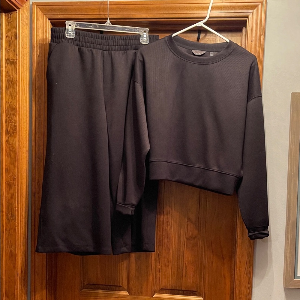 Stylish Black Sweatshirt and Pants Set